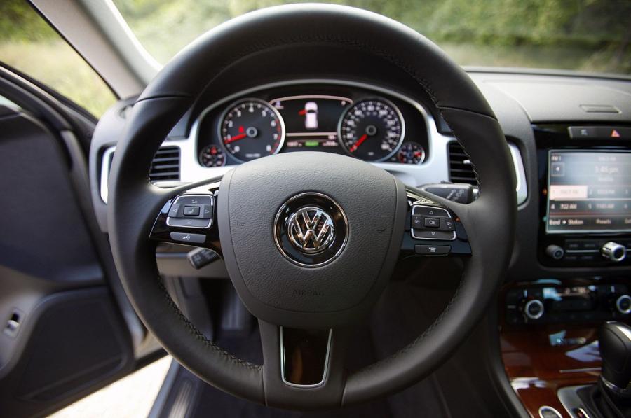  Volkswagen Touareg Hybrid 2011 года  (фото 24 из 49)